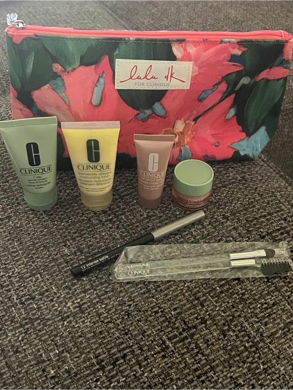 New Clinique 6 Piece w/Pouch